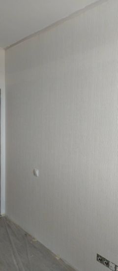 Стены покрыты свежим слоем краски, создавая ровную и аккуратную поверхность. Все элементы защищены, работа выполнена качественно и тщательно, без видимых дефектов или неровностей.