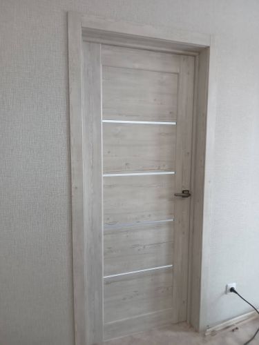 Установлена новая створка, закреплены петли, врезан замок, отрегулирована фурнитура, выполнена отделка проема, проверена плавность открывания, завершена чистовая отделка.