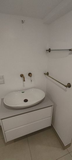 Установлено новое оборудование, подключены водопроводные трубы, проверена герметичность соединений, заменены старые элементы, проведена регулировка напора, завершена очистка рабочей зоны.