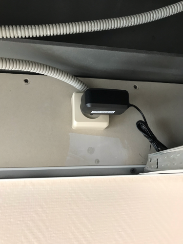 Установлено электрическое гнездо на стене, подключено к кабелю, закреплено, проверено на работоспособность. Подключено устройство, обеспечено безопасное использование.