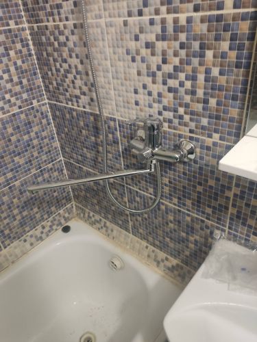 Установлен новый кран в ванной комнате, подключены все коммуникации, проверена герметичность соединений, выполнена регулировка напора воды, обеспечена функциональность устройства.