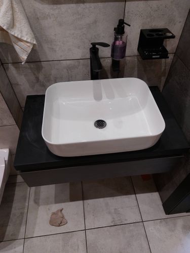 Проведена замена кранбуксы в смесителе: снятие старой детали, установка новой, проверка герметичности, восстановление водоснабжения, тестирование работоспособности, устранение протечек.