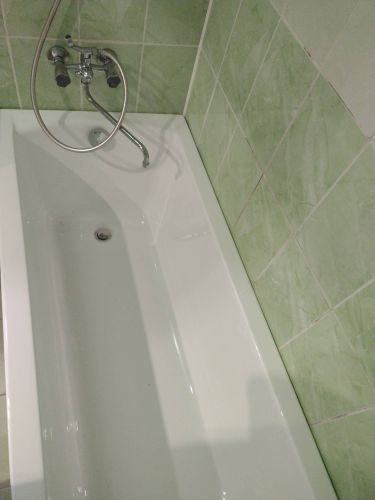 Установлена чугунная ванна, подключены смеситель и слив, герметично заделаны швы, выровнены поверхности, проверена устойчивость и функциональность. Завершено оформление пространства плиткой.