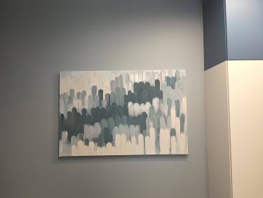 Картина надежно закреплена на стене, выровнена по уровню, гармонично вписывается в интерьер. Использованы крепежи, обеспечивающие устойчивость и безопасность.