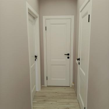 Выполнен монтаж деревянной двери: установлена коробка, навешено полотно, закреплены петли, врезан замок, прикреплены наличники. Работа завершена аккуратно и качественно.