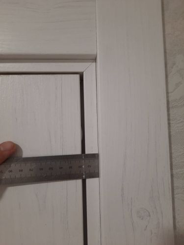 Установлена новая деревянная створка, выполнена подгонка, закреплены петли, отрегулирован замок, обеспечена плавность закрывания, проверена ровность, устранены зазоры, завершена отделка.