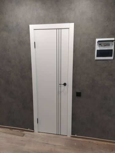 Установлена деревянная створка, закреплены петли, врезан замок, отрегулирована фурнитура, произведена подгонка коробки, выполнена отделка наличниками, проверена плавность открывания.