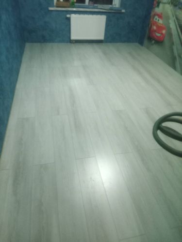 На ровное основание уложено светлое напольное покрытие, создающее гладкую поверхность. Полностью завершенный процесс обеспечивает эстетичный вид и комфорт в помещении.