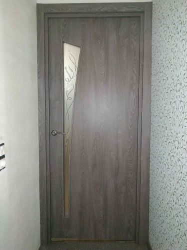 Добавлены декоративные элементы вокруг дверного проема, обеспечивая завершенный и эстетичный вид. Установлены панели, скрывающие зазоры между стеной и коробкой.