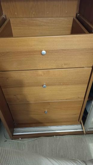 Установлены новые раздвижные створки, закреплены направляющие, отрегулированы ролики для плавного движения, проверена надежность креплений, обеспечена функциональность и эстетика.