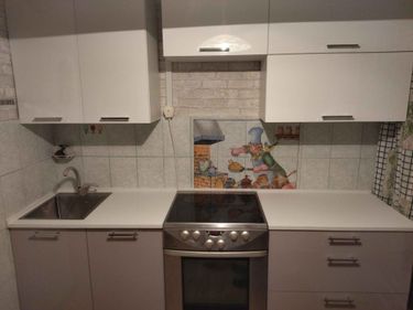Установлена гладкая поверхность из искусственного камня, подогнана под размеры кухни, вмонтирована мойка, вырезаны отверстия для плиты и крана, тщательно закреплена, швы обработаны.