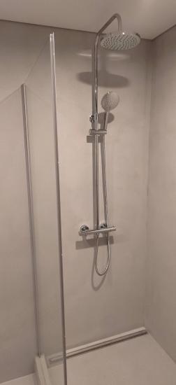 Установлена новая душевая система: закреплена стойка, подключены лейка и смеситель, проверена герметичность соединений, отрегулировано давление воды, обеспечена стабильная работа.