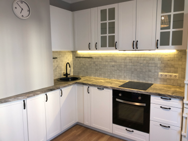 Проведена установка новой розетки для кухонной техники. Выполнено подключение к электросети, обеспечена надежная изоляция и безопасное функционирование. Завершено аккуратно и профессионально.