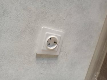 Проведена замена неисправной розетки, установлена новая, проверена работоспособность, закреплена на стене, обеспечена безопасность использования.