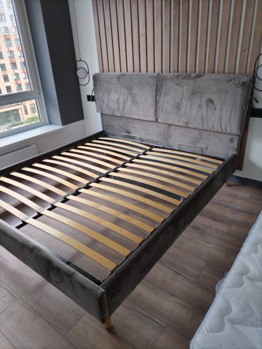 Собрана конструкция: каркас установлен, ламели закреплены, изголовье прикреплено. Все элементы надежно соединены, обеспечивая устойчивость и комфорт.