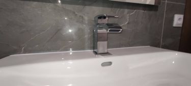 Установка раковины с тумбой