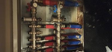 Установлены распределительные коллекторы для трубопроводов, подключены вентили, манометры, обеспечено соединение с системой. Завершён монтаж, проверена герметичность, обеспечена функциональность.