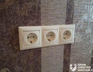 Проведена замена и установка тройной розетки на стене. Обеспечено надежное подключение, исправлена проводка, улучшена безопасность и функциональность электрической точки.