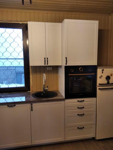 Установлены шкафы, закреплены фасады, вмонтирована раковина, подключен смеситель, размещена столешница, встроена духовка, установлены ручки, завершена отделка стен.