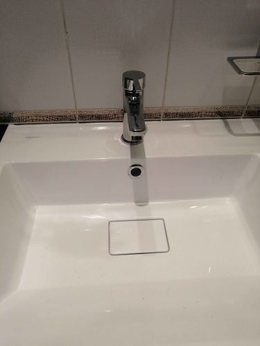 Установлена раковина, подключен смеситель, герметично закреплены трубы, проверена система на утечки, выполнена чистовая отделка, обеспечена функциональность и эстетичный вид.