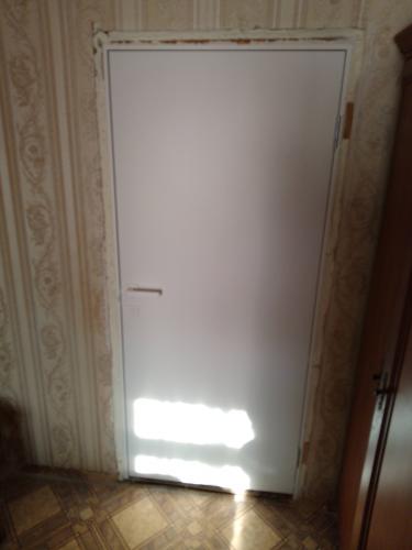 Установлен новый замок в дверь. Проведены работы по вырезанию отверстия, закреплению механизма и проверке функционирования. Дверь закрывается и открывается плавно, без усилий.