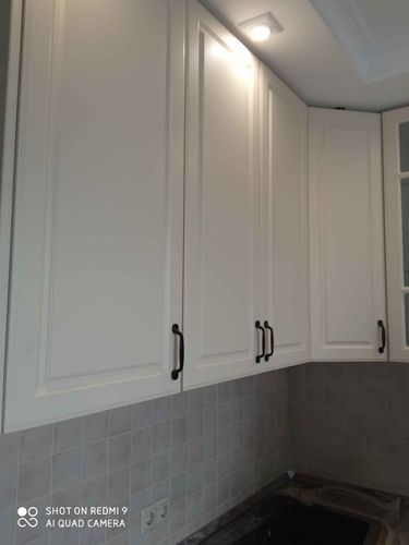 Установлены шкафы, закреплены ручки, смонтирована столешница, подключены розетки, выполнена облицовка плиткой. Завершена сборка и отделка кухонного гарнитура.