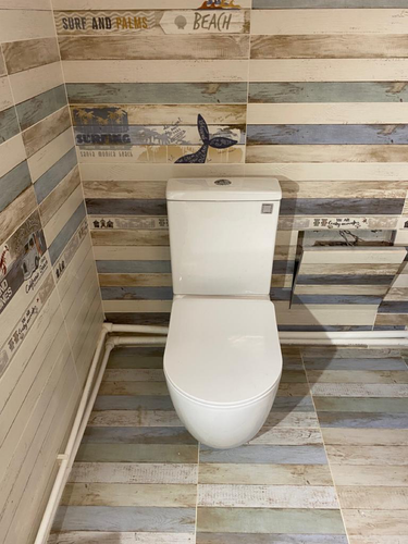 Установлен новый напольный унитаз, подключены коммуникации, проверена герметичность соединений, произведена фиксация к полу. Завершено тестирование на работоспособность.