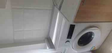 Подключено водоснабжение, слив в канализацию, выровнено положение, проверена работа, подключено к электросети, установлено на место.