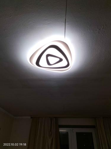 Удаление осветительного прибора с потолка, отключение проводов, безопасное снятие креплений, проверка отсутствия повреждений на поверхности.