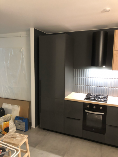 Установлены новые гибкие шланги для подключения воды к кухонному смесителю. Обеспечено надежное соединение, предотвращающее утечки. Работа завершена аккуратно, без повреждений интерьера.