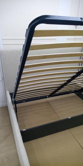 На изображении показан процесс сборки кровати с подъемным механизмом. Установлены ламели, закреплены металлические элементы, конструкция собрана и готова к использованию.