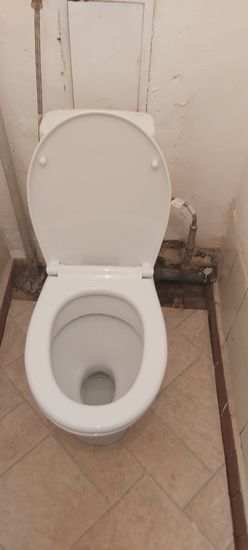 Установлен новый напольный унитаз, подключены коммуникации, проверена герметичность соединений, устранены протечки, выполнена регулировка сливного механизма, проведена очистка поверхности.