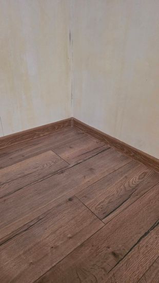 Монтаж пластикового плинтуса