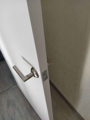 Установлены дополнительные элементы на дверной проем, обеспечивая плавный переход между стеной и полотном, улучшая внешний вид и функциональность конструкции.