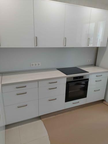 Встроена варочная панель и духовой шкаф в кухонный гарнитур, подключены к электросети. Установлены розетки, обеспечена безопасность и функциональность.