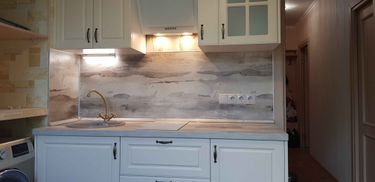 Выполнена установка кухонной поверхности с вырезами под мойку и плиту. Все элементы точно подогнаны, обеспечивая гармоничное сочетание с мебелью и стенами.