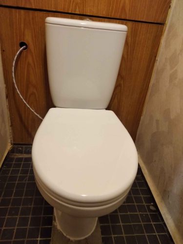 Установлено сантехническое оборудование: подключены коммуникации, закреплено на полу, проверена герметичность соединений, проведены испытания на функциональность, завершена отделка.