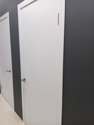 Установлена новая деревянная створка, закреплены петли, врезана ручка, выровнена коробка, отрегулированы зазоры, обеспечена плавность хода, проверена надежность креплений, завершены отделочные работы.