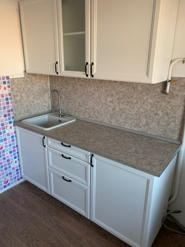 Обновлены дверцы шкафов, установлены новые ручки, фасады подогнаны по размерам, обеспечена ровная установка, улучшен внешний вид кухни.