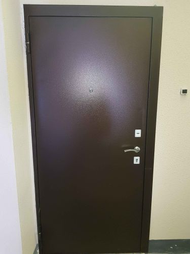 Установлена металлическая дверь: выполнен монтаж коробки, закреплены петли, врезан замок, установлена ручка, проверена работа механизма, произведена регулировка, обеспечена герметичность.