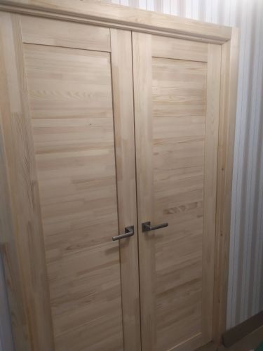 Установлены двустворчатые двери: выполнен монтаж коробки, навешены створки, закреплены петли, установлены ручки, отрегулированы замки, проверена плавность открывания и закрывания.