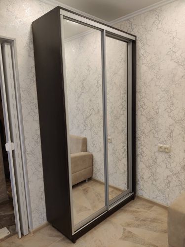 Собран корпус, установлены раздвижные двери, закреплены направляющие, отрегулированы механизмы, проверена устойчивость, завершена установка полок, произведена финальная проверка.