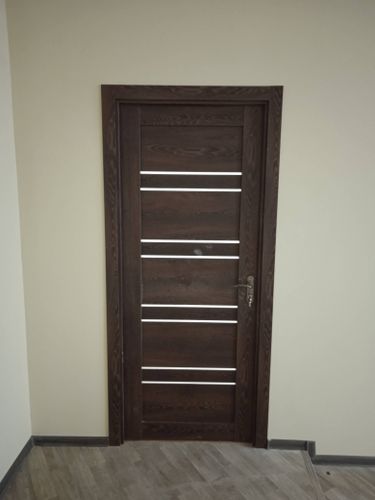 Установлена складная конструкция, закреплены направляющие, смонтированы панели, проверена плавность движения, добавлены ручки, отрегулированы петли, обеспечена надежная фиксация, завершена отделка.