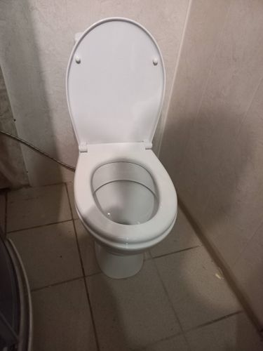 Установлено новое сантехническое оборудование, подключены коммуникации, проверена герметичность соединений, проведена очистка рабочей зоны. Работа завершена успешно.