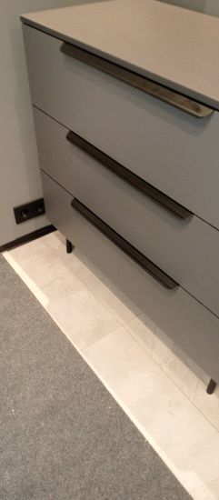 Собран корпус, установлены ящики, прикреплены ручки, выровнены ножки, проверена устойчивость, обеспечена функциональность, завершена установка, проверена надежность, выполнена регулировка.