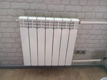 Установлен новый радиатор, подключены трубы, проверена герметичность соединений, произведена настройка системы отопления, завершена проверка функционирования.