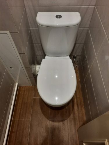 Установлен новый бачок, подключены коммуникации, проверена герметичность соединений, отрегулирован механизм слива, обеспечена исправная работа системы.