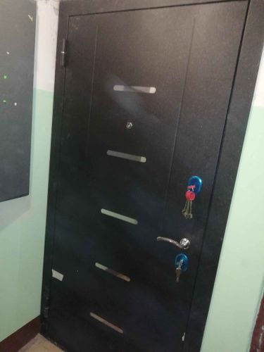 Установлена металлическая дверь с замками и ручкой, обеспечивающая безопасность. Проведены работы по монтажу, регулировке и проверке функциональности конструкции.