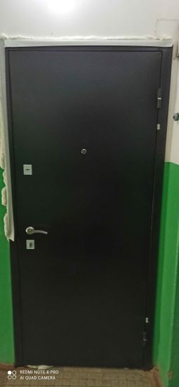 Дверь обновлена: установлены панели из МДФ, улучшена звукоизоляция, добавлена декоративная отделка, заменены ручки и замки, обеспечена надежная фиксация и эстетичный внешний вид.