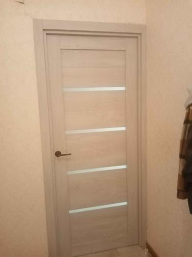 Установлена новая створка, закреплена рама, врезана ручка, отрегулированы петли, проверена плавность хода, выполнена отделка откосов, устранены зазоры, обеспечена надежная фиксация конструкции.